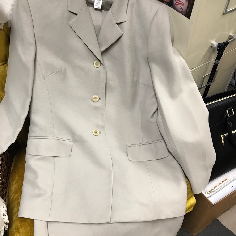 Elegant Beige Women's Suit Set - Picture 12 of 16